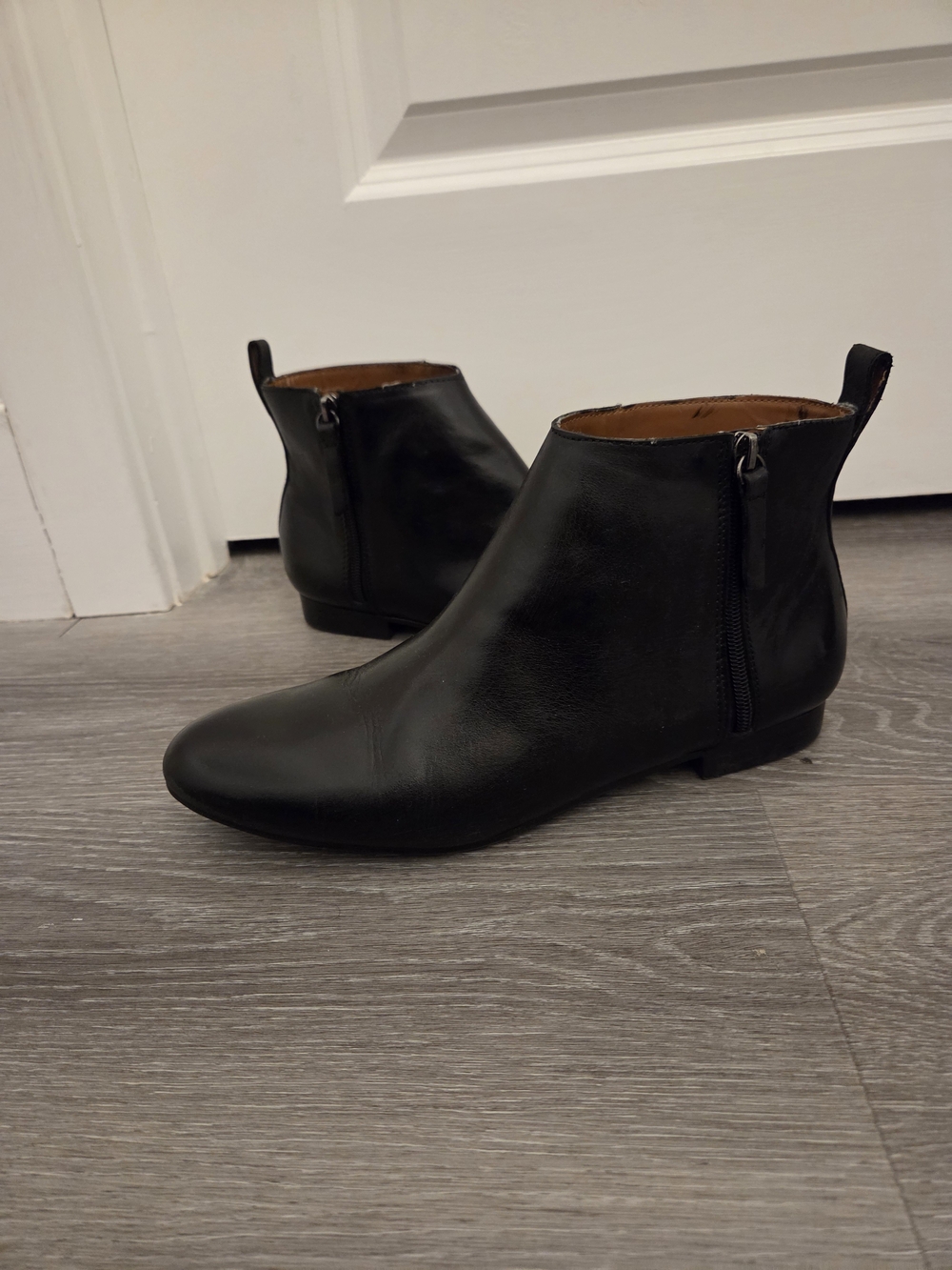 Gap Women's Black Leather Ankle Boots - Sleek Side-Zip Design